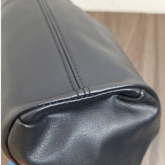 Simply Vera Vera Wang Black Ruched Faux Leather Hobo Bag SV Logo Handbag - Picture 11 of 11